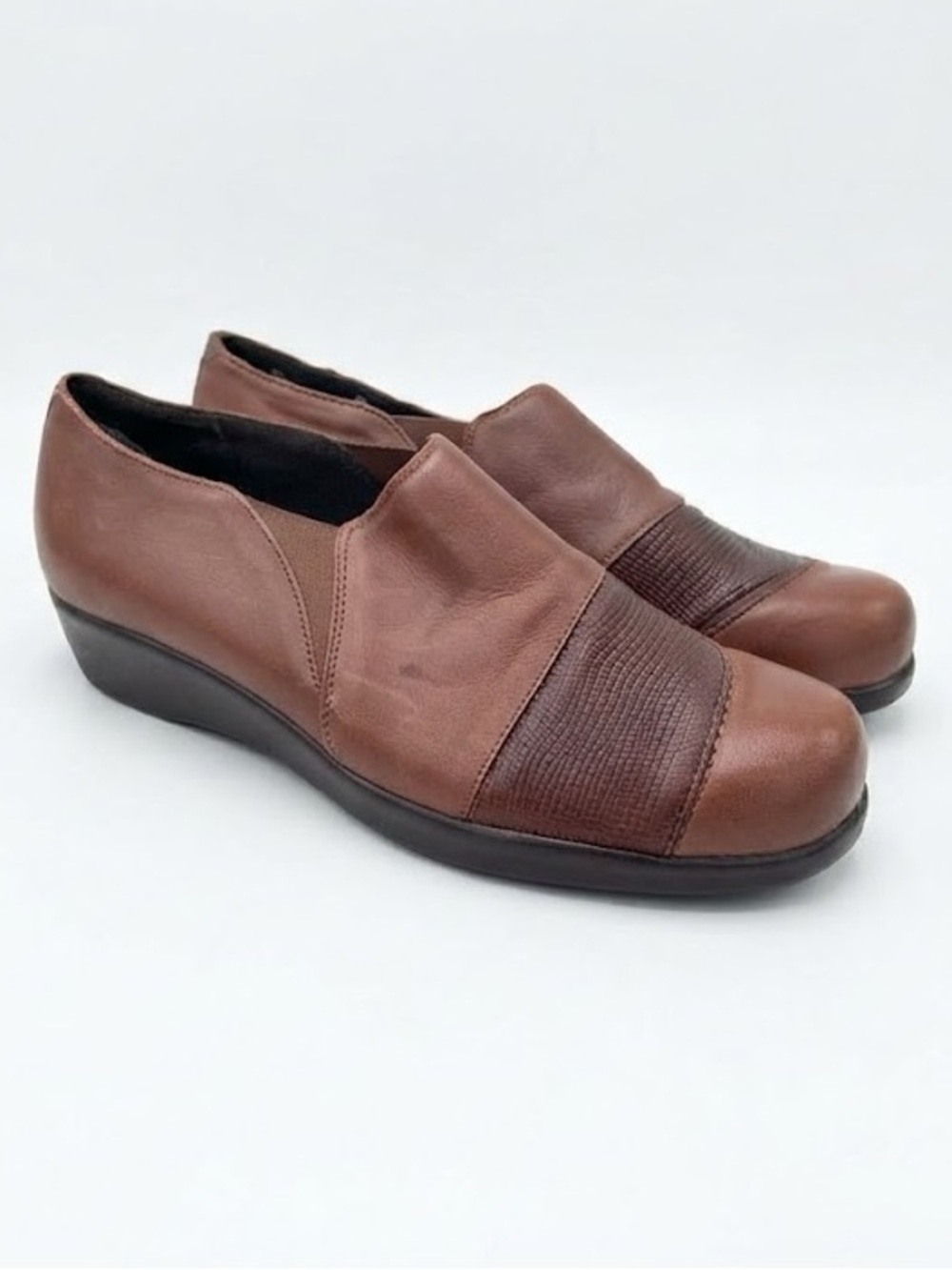 SAS Womens Slip On Auburn/ Lizard Loafers Sz 9.5